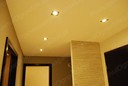 punkty świetlne z halogeniami LED w pomieszczeniu łazienki